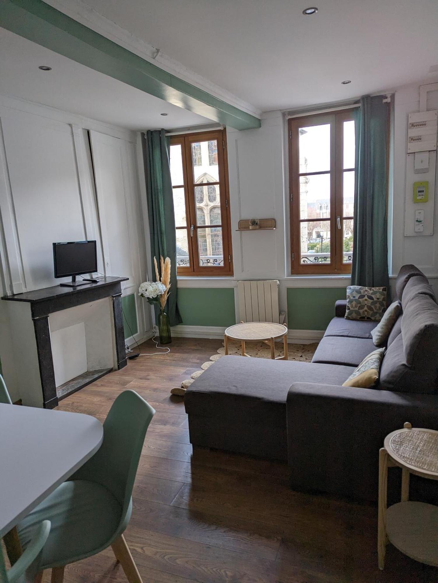 Le Saint Leonard... Il Est Vert องเฟลอร์ ภายนอก รูปภาพ